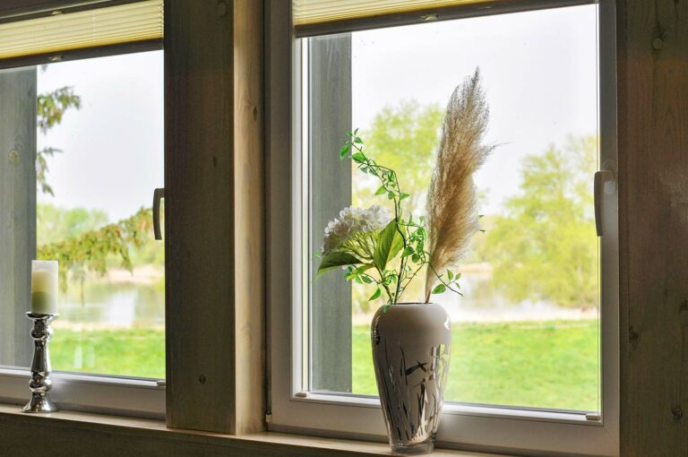 Die große Fensterfront, macht die Ferienwohnung hell und freundlich