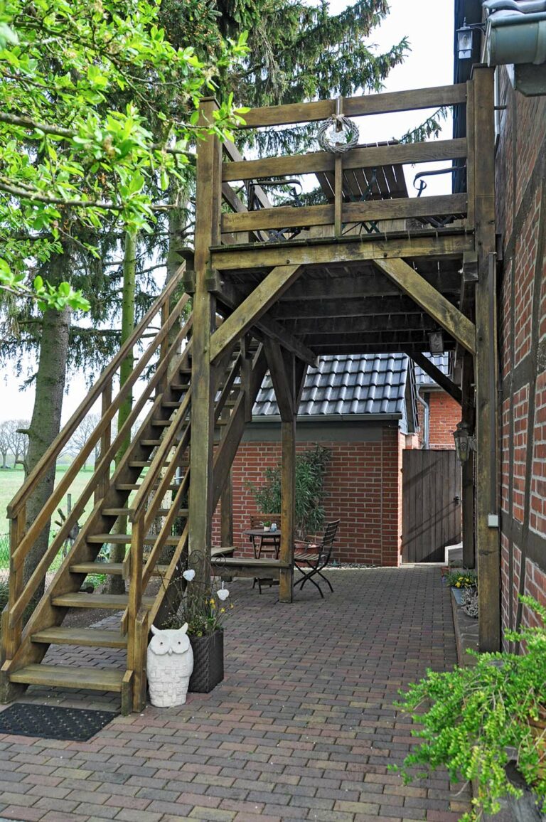 Die Terrasse im Erdgeschoss und der Aufgang zur Ferienwohnung